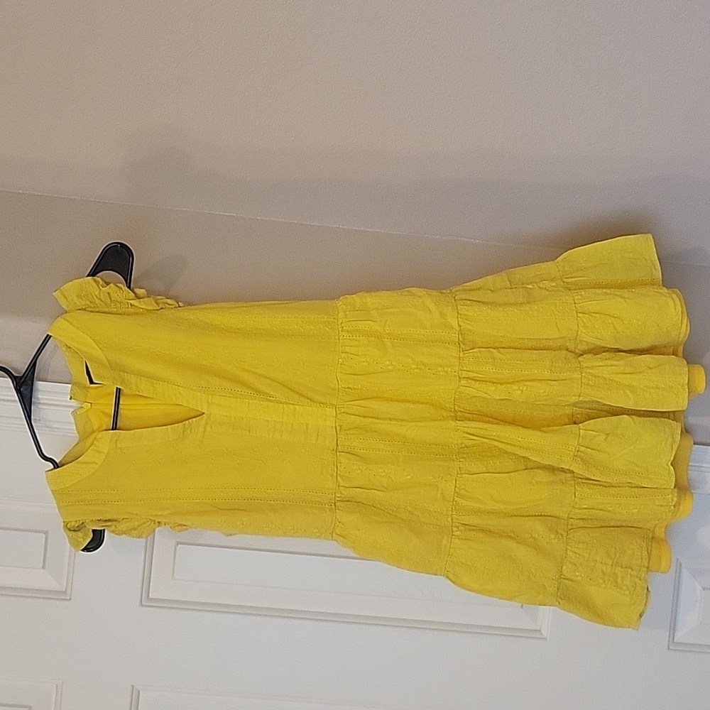Laundry by Shelli Segal Fit and Flare Yellow Dress with pockets. Size 6